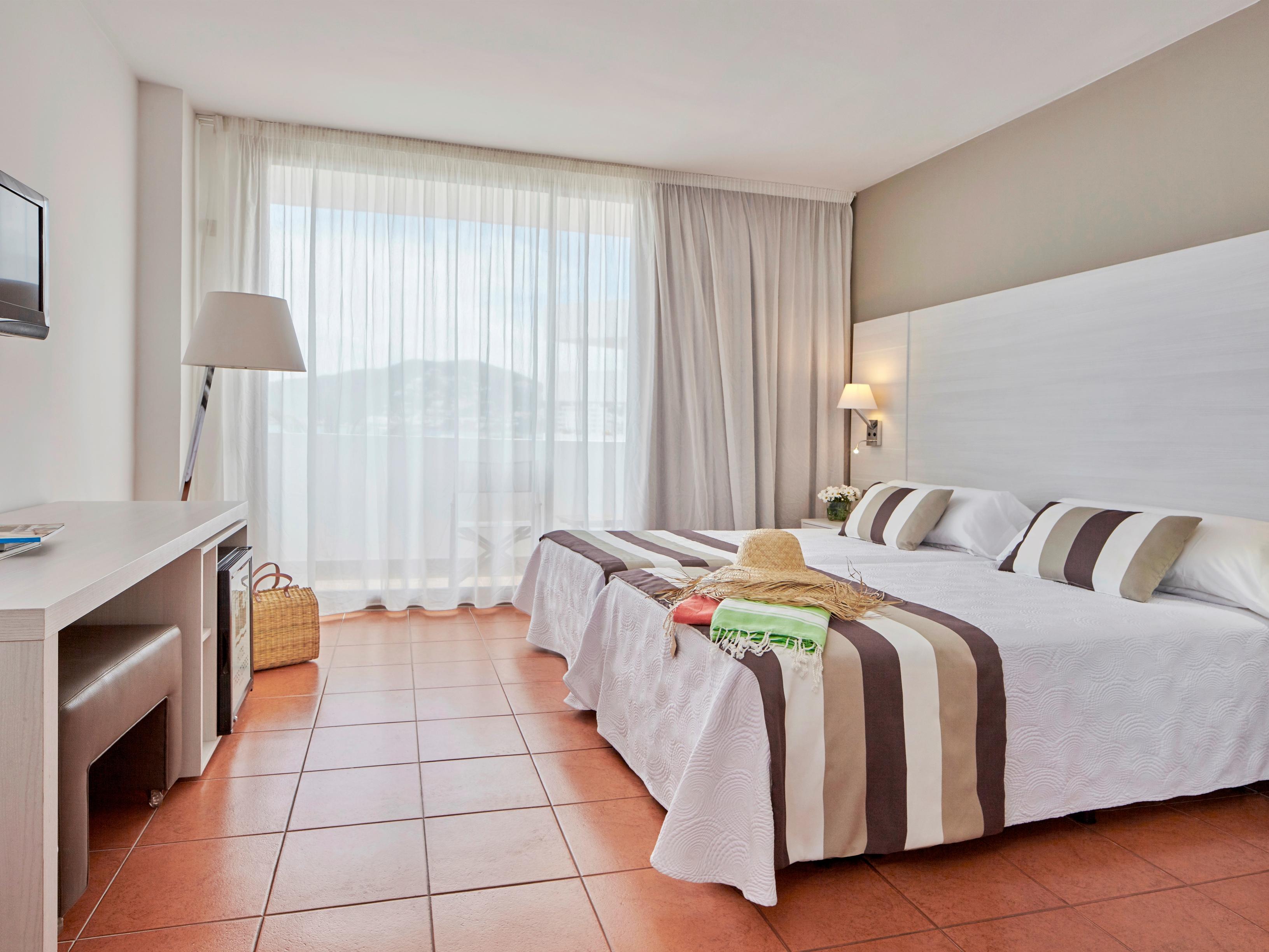 Hotel Tres Torres Санта-Еулалія-дель-Ріо Екстер'єр фото