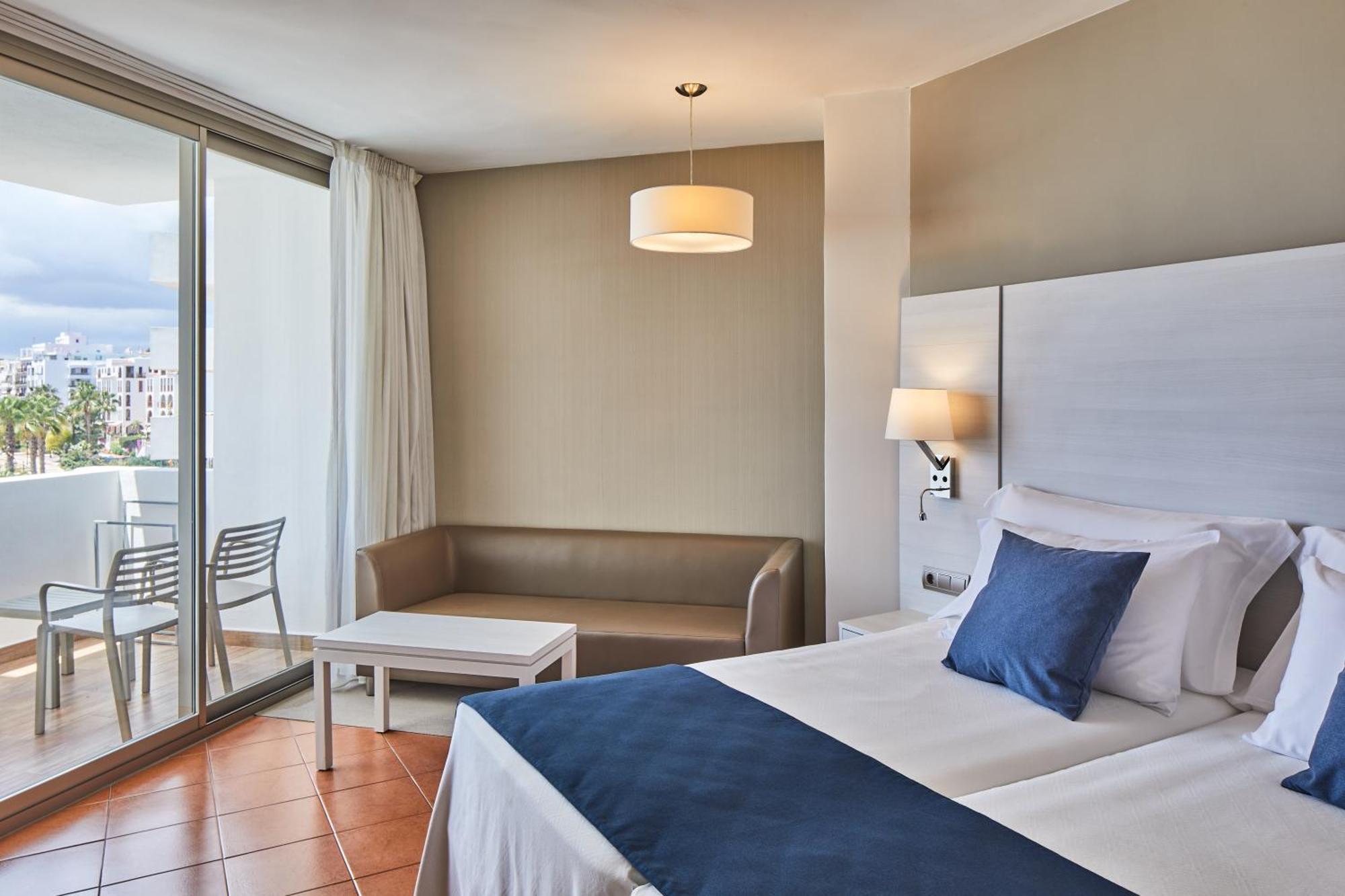 Hotel Tres Torres Санта-Еулалія-дель-Ріо Екстер'єр фото
