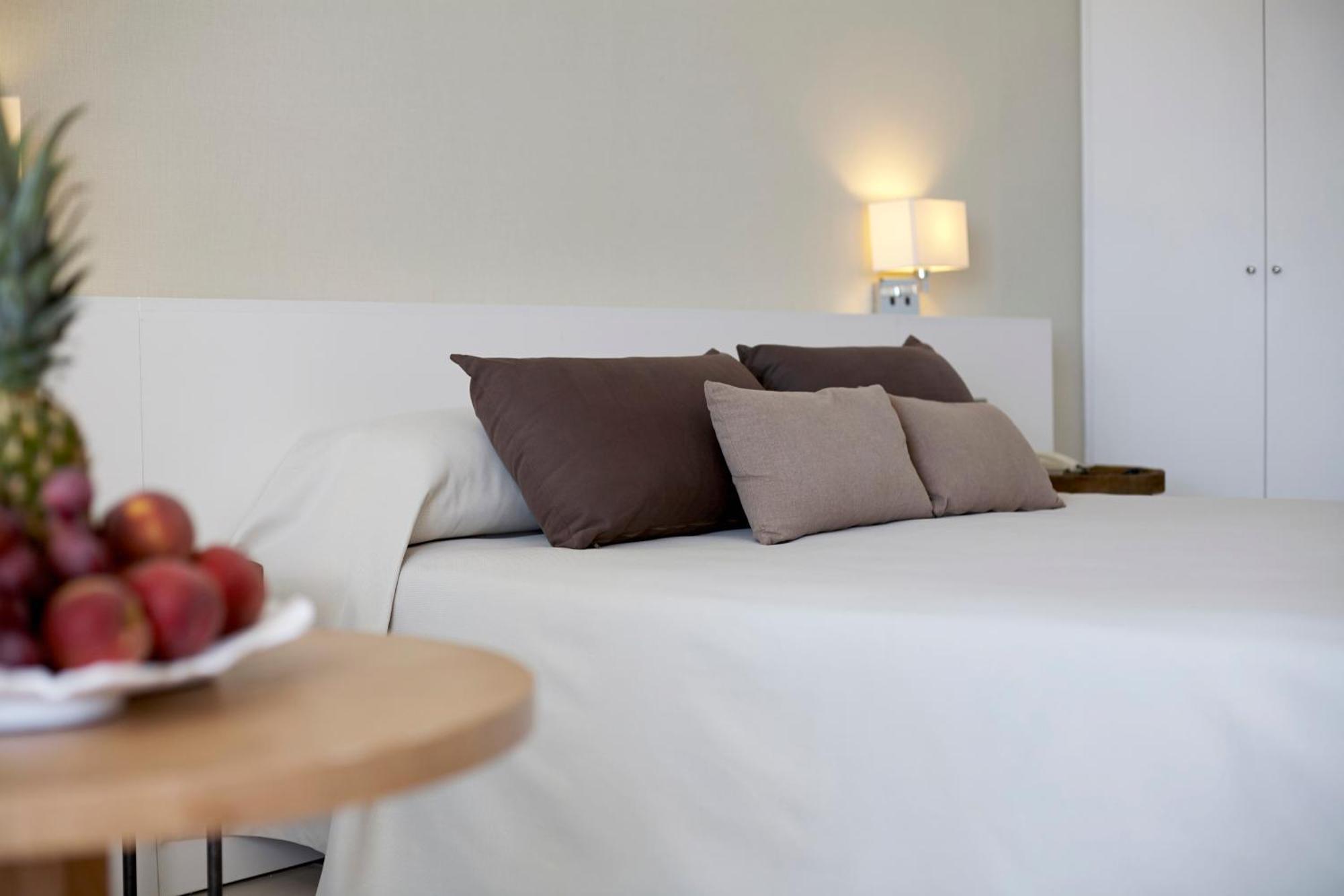 Hotel Tres Torres Санта-Еулалія-дель-Ріо Номер фото